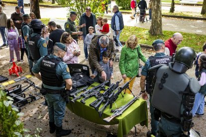 Los agentes mostraron sus equipos y enseñaron cómo se utilizan