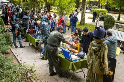 Los agentes mostraron sus equipos y enseñaron cómo se utilizan