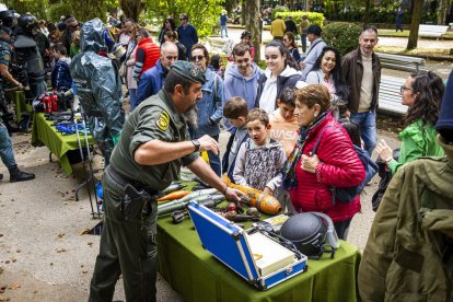 Los agentes mostraron sus equipos y enseñaron cómo se utilizan