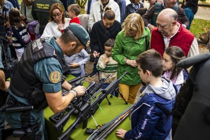 Los agentes mostraron sus equipos y enseñaron cómo se utilizan