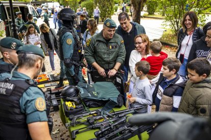 Los agentes mostraron sus equipos y enseñaron cómo se utilizan