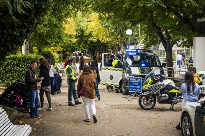 Los agentes mostraron sus equipos y enseñaron cómo se utilizan