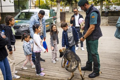 Los agentes mostraron sus equipos y enseñaron cómo se utilizan