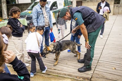 Los agentes mostraron sus equipos y enseñaron cómo se utilizan