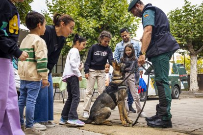 Los agentes mostraron sus equipos y enseñaron cómo se utilizan