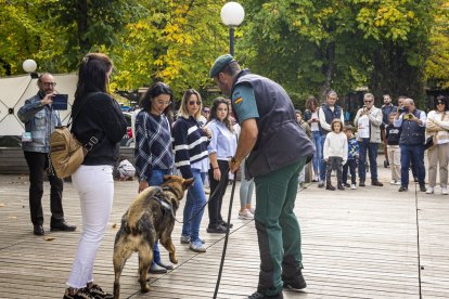 Los agentes mostraron sus equipos y enseñaron cómo se utilizan