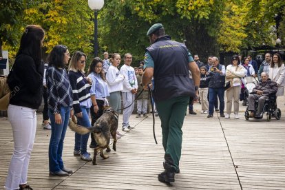 Los agentes mostraron sus equipos y enseñaron cómo se utilizan