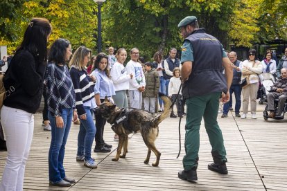 Los agentes mostraron sus equipos y enseñaron cómo se utilizan