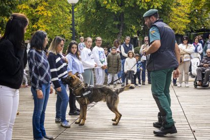 Los agentes mostraron sus equipos y enseñaron cómo se utilizan