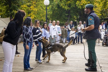 Los agentes mostraron sus equipos y enseñaron cómo se utilizan