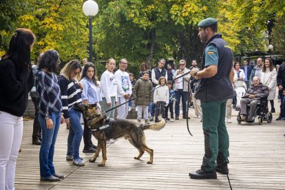 Los agentes mostraron sus equipos y enseñaron cómo se utilizan