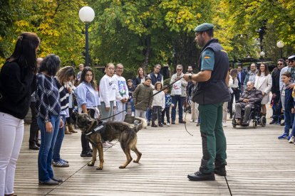 Los agentes mostraron sus equipos y enseñaron cómo se utilizan