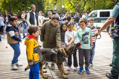 Los agentes mostraron sus equipos y enseñaron cómo se utilizan