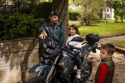 Los agentes mostraron sus equipos y enseñaron cómo se utilizan