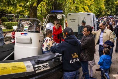 Los agentes mostraron sus equipos y enseñaron cómo se utilizan