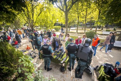 Los agentes mostraron sus equipos y enseñaron cómo se utilizan