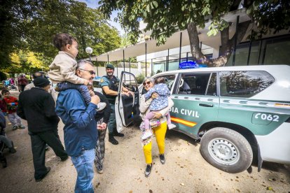 Los agentes mostraron sus equipos y enseñaron cómo se utilizan