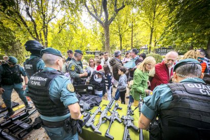 Los agentes mostraron sus equipos y enseñaron cómo se utilizan