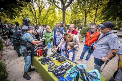 Los agentes mostraron sus equipos y enseñaron cómo se utilizan