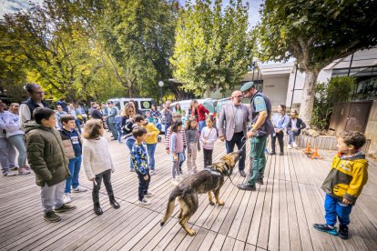 Los agentes mostraron sus equipos y enseñaron cómo se utilizan