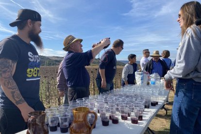 La elaboración del vino se convierte en todo un evento social