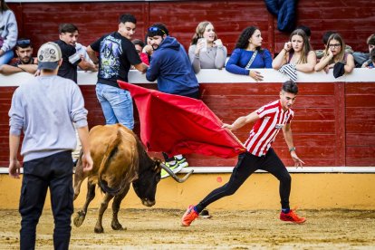 Los jóvenes sortearon a la vaquilla con soltura