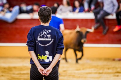 Los jóvenes sortearon a la vaquilla con soltura