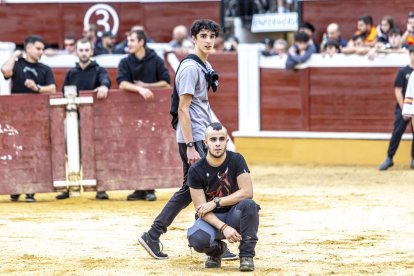 Los jóvenes sortearon a la vaquilla con soltura