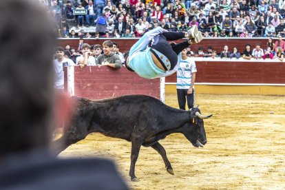 Los jóvenes sortearon a la vaquilla con soltura