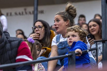 Los jóvenes sortearon a la vaquilla con soltura