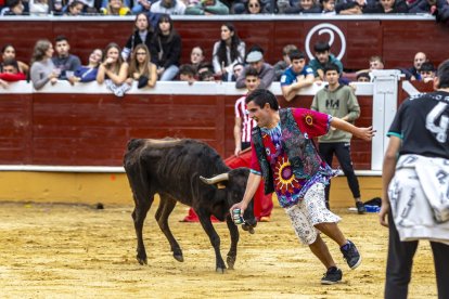 Los jóvenes sortearon a la vaquilla con soltura