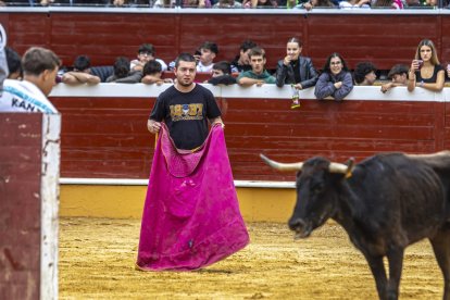 Los jóvenes sortearon a la vaquilla con soltura