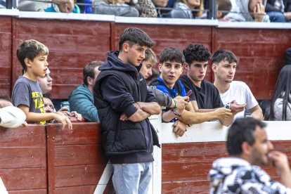 Los jóvenes sortearon a la vaquilla con soltura