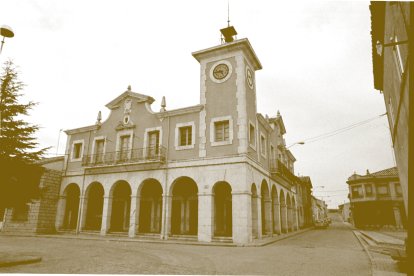 Ayuntamiento y calles de Bayubas de Arriba.