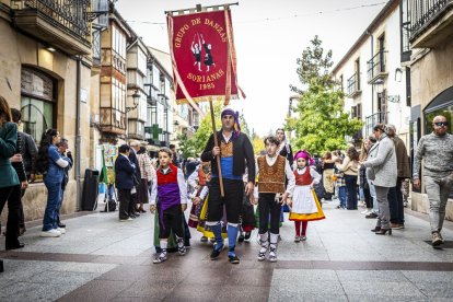 Danzas y músicas folclóricas por las calles de Soria