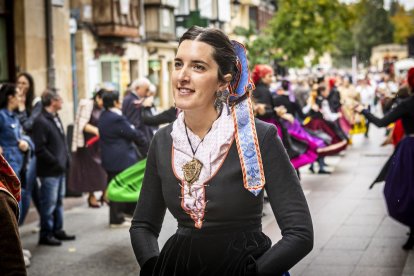 Danzas y músicas folclóricas por las calles de Soria