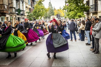 Danzas y músicas folclóricas por las calles de Soria