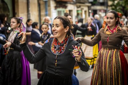 Danzas y músicas folclóricas por las calles de Soria