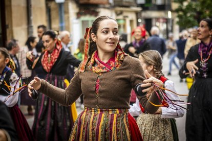 Danzas y músicas folclóricas por las calles de Soria