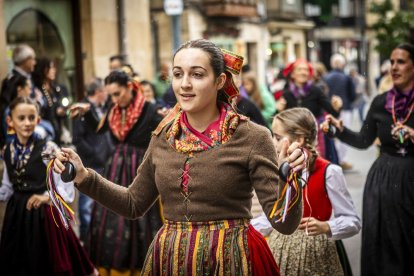 Danzas y músicas folclóricas por las calles de Soria