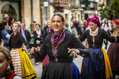 Danzas y músicas folclóricas por las calles de Soria