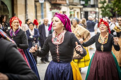 Danzas y músicas folclóricas por las calles de Soria