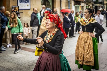 Danzas y músicas folclóricas por las calles de Soria