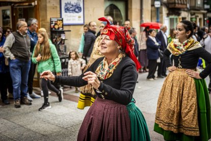 Danzas y músicas folclóricas por las calles de Soria