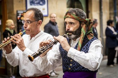 Danzas y músicas folclóricas por las calles de Soria