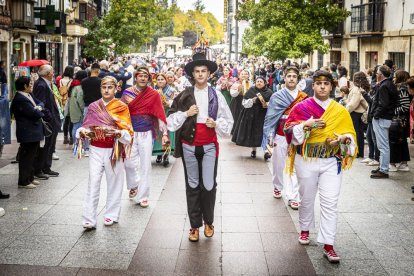 Danzas y músicas folclóricas por las calles de Soria