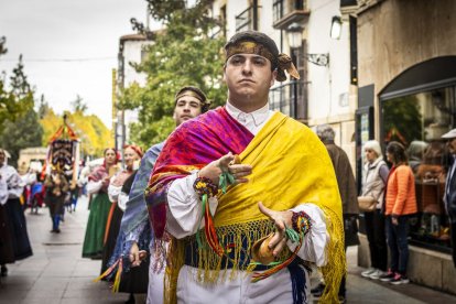 Danzas y músicas folclóricas por las calles de Soria