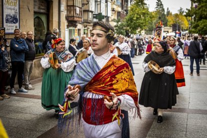 Danzas y músicas folclóricas por las calles de Soria