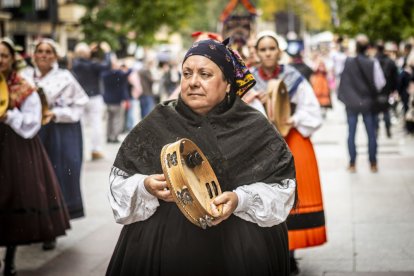 Danzas y músicas folclóricas por las calles de Soria