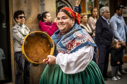 Danzas y músicas folclóricas por las calles de Soria